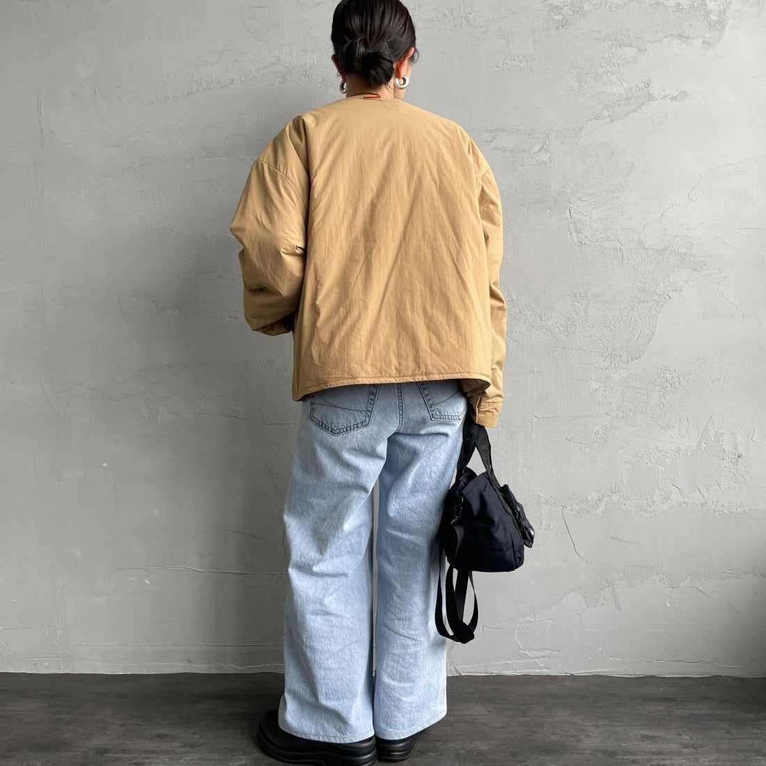 UNIVERSAL OVERALL [ユニバーサルオーバーオール] 別注 中綿入りノーカラージャケット [U2432452IN-JF] BEIGE &&モデル身長：150cm 着用サイズ：F&&