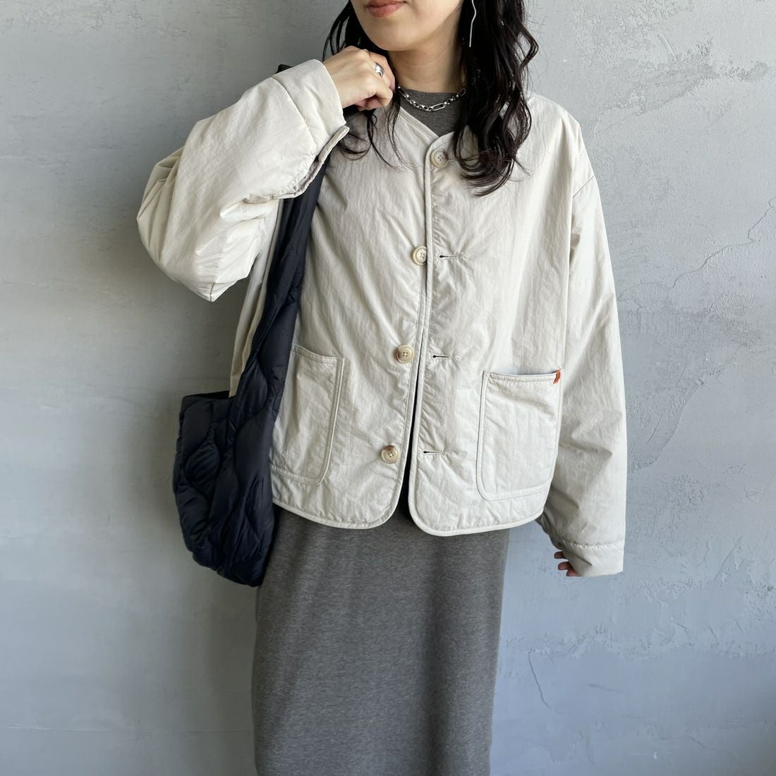 UNIVERSAL OVERALL [ユニバーサルオーバーオール] 別注 中綿入りノーカラージャケット [U2432452IN-JF] L.GRAY &&モデル身長：160cm 着用サイズ：F&&