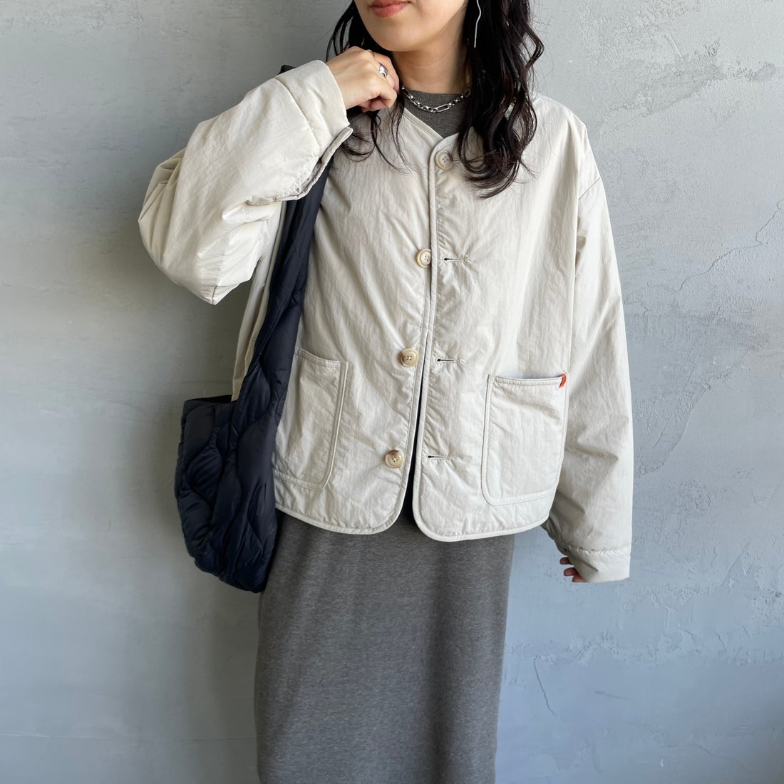 UNIVERSAL OVERALL [ユニバーサルオーバーオール] 別注 中綿入りノーカラージャケット [U2432452IN-JF] L.GRAY &&モデル身長：160cm 着用サイズ：F&&