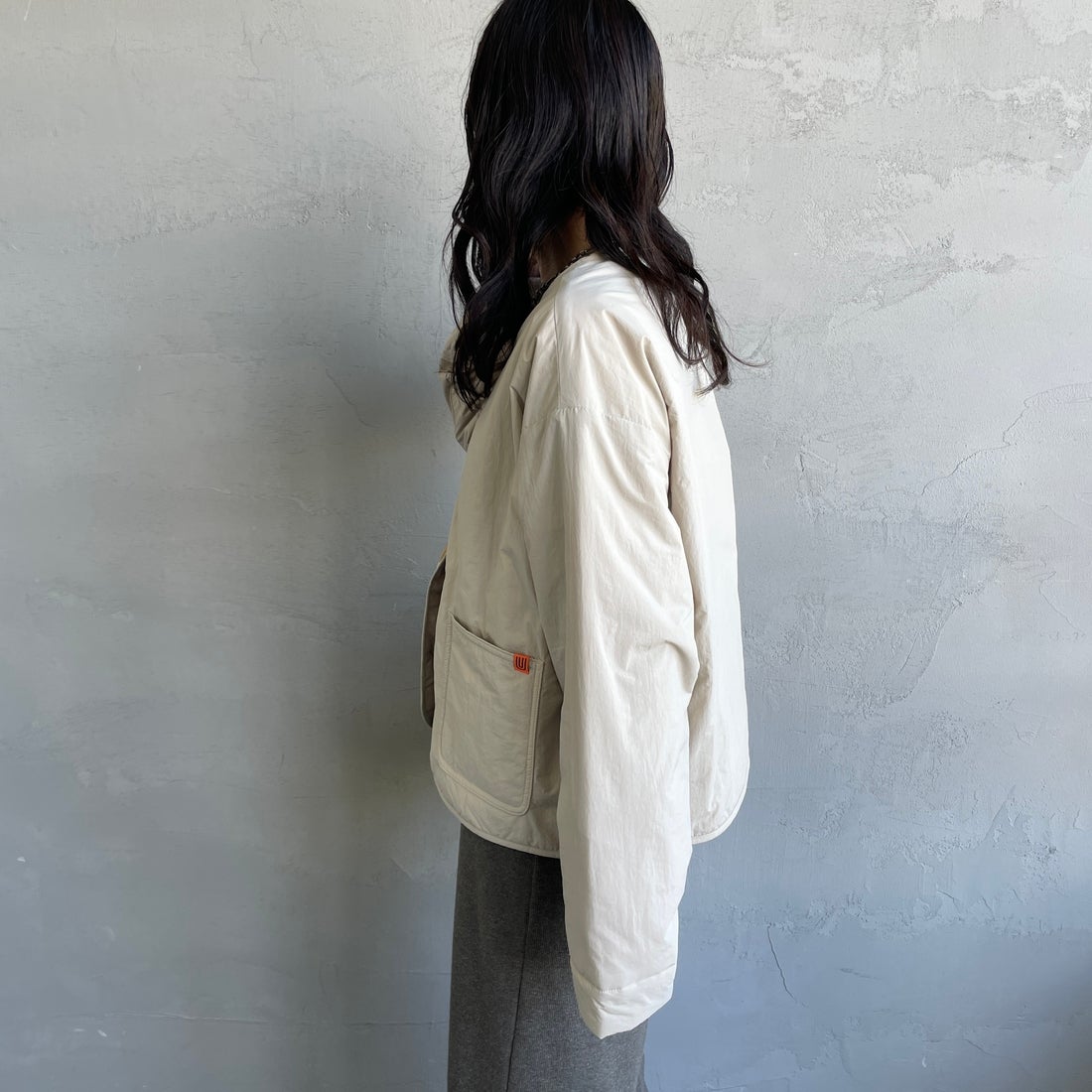 UNIVERSAL OVERALL [ユニバーサルオーバーオール] 別注 中綿入りノーカラージャケット [U2432452IN-JF] L.GRAY &&モデル身長：160cm 着用サイズ：F&&