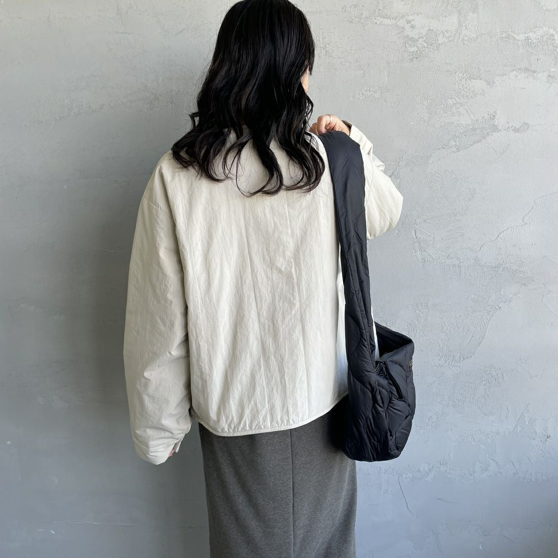 UNIVERSAL OVERALL [ユニバーサルオーバーオール] 別注 中綿入りノーカラージャケット [U2432452IN-JF] L.GRAY &&モデル身長：160cm 着用サイズ：F&&