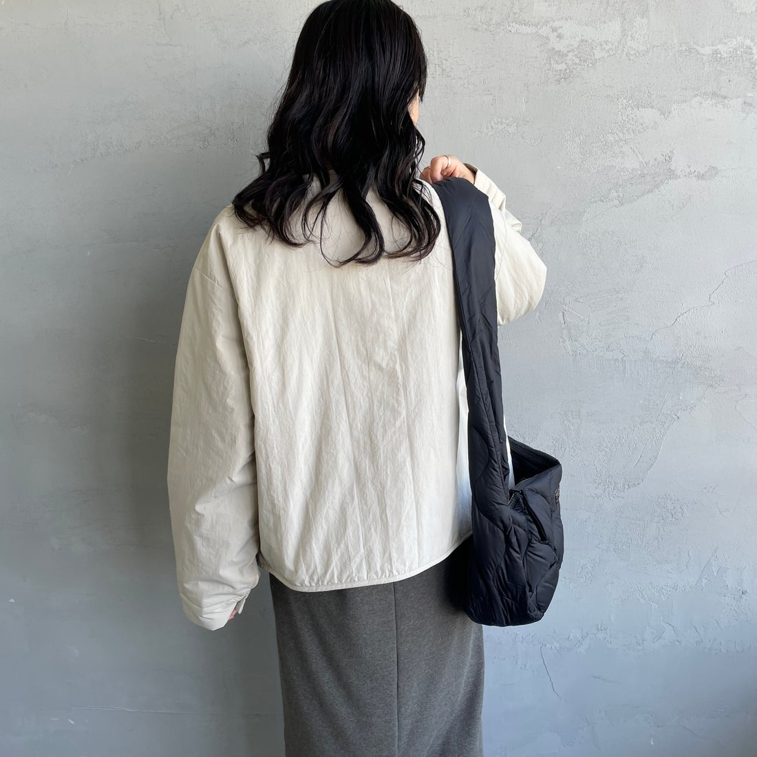 UNIVERSAL OVERALL [ユニバーサルオーバーオール] 別注 中綿入りノーカラージャケット [U2432452IN-JF] L.GRAY &&モデル身長：160cm 着用サイズ：F&&