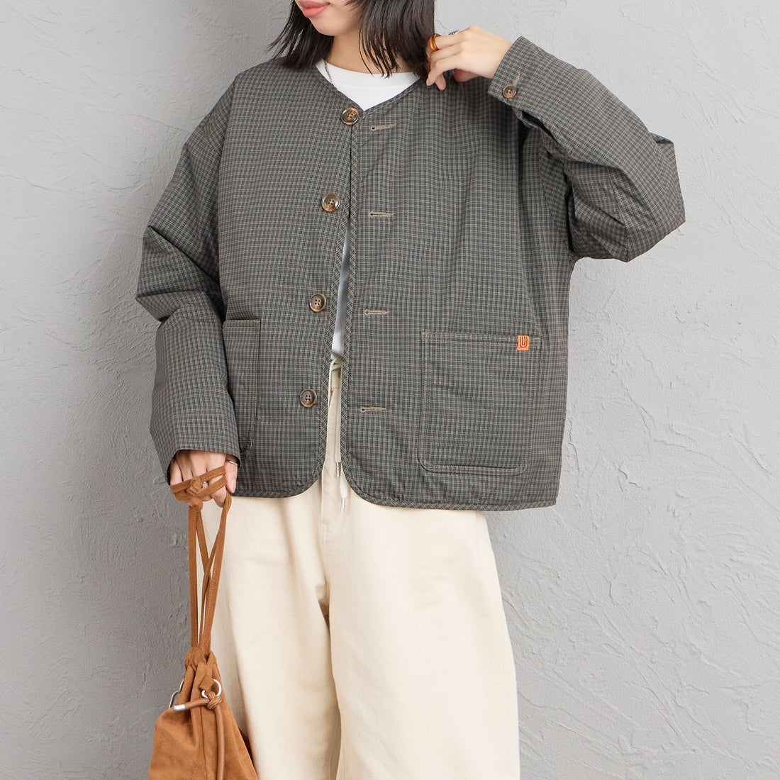 UNIVERSAL OVERALL [ユニバーサルオーバーオール] 別注 中綿入りカラーレスジャケット [U2432452IN-JF] BROWN CHK &&モデル身長：162cm 着用サイズ：F&&