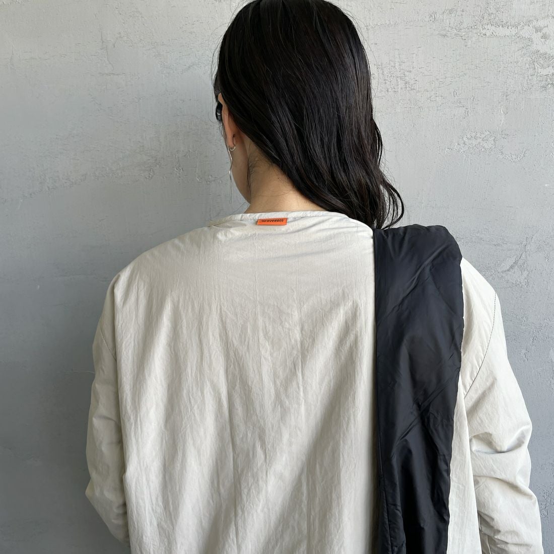 UNIVERSAL OVERALL [ユニバーサルオーバーオール] 別注 中綿入りノーカラージャケット [U2432452IN-JF] L.GRAY &&モデル身長：160cm 着用サイズ：F&&