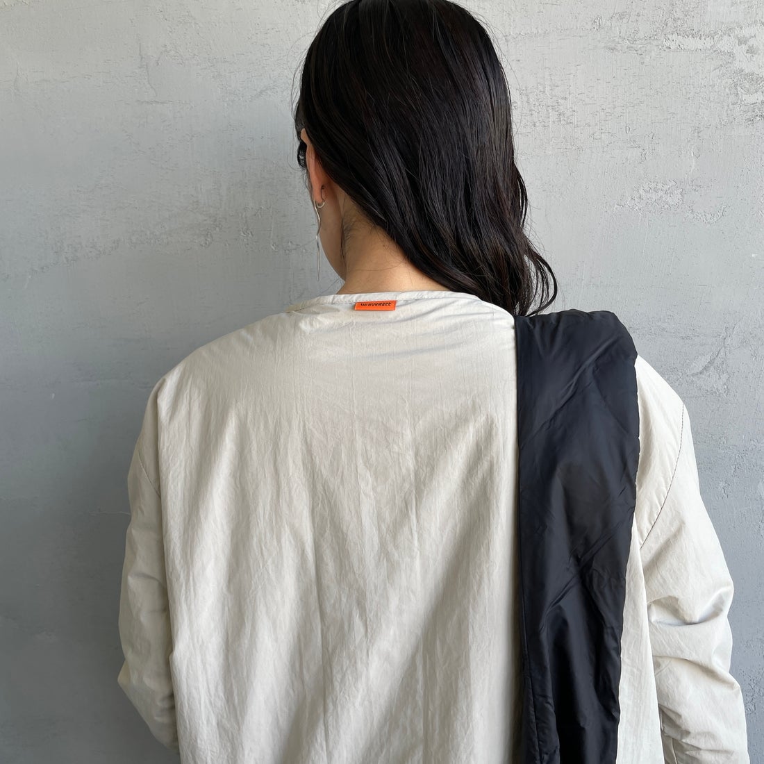 UNIVERSAL OVERALL [ユニバーサルオーバーオール] 別注 中綿入りノーカラージャケット [U2432452IN-JF] L.GRAY &&モデル身長：160cm 着用サイズ：F&&