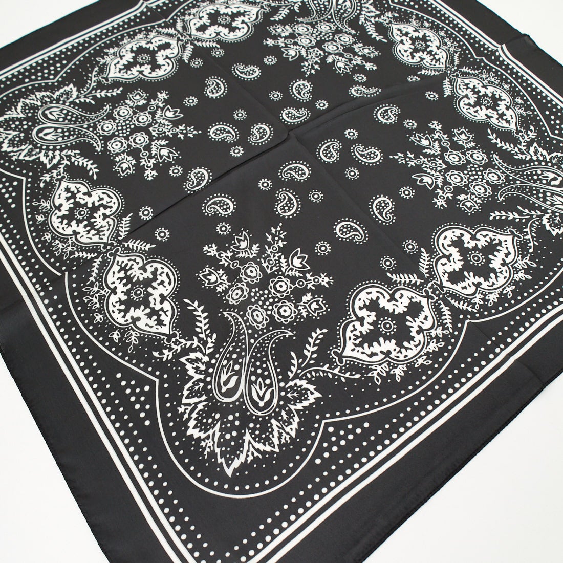 FAME ACCESSORIES [フェイムアクセサリーズ] ライトペイズリーデザイン スクエアスカーフ [LIGHT-PAISLEY-DESIGN] BLACK