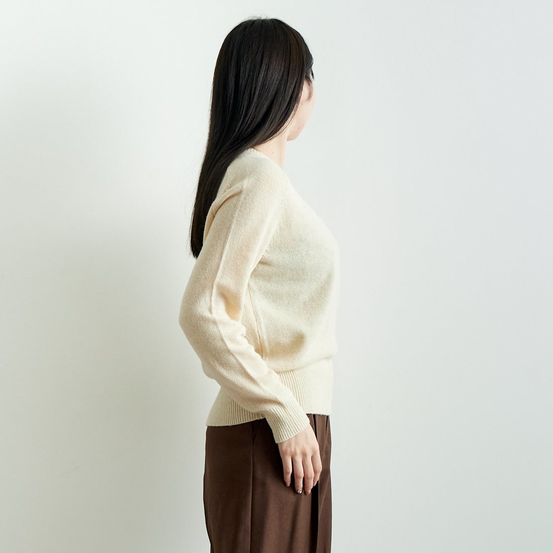 Jeans Factory Clothes [ジーンズファクトリークローズ] スタンダードVネックニット [24FW-IN-001] IVORY &&モデル身長：167cm 着用サイズ：F&&