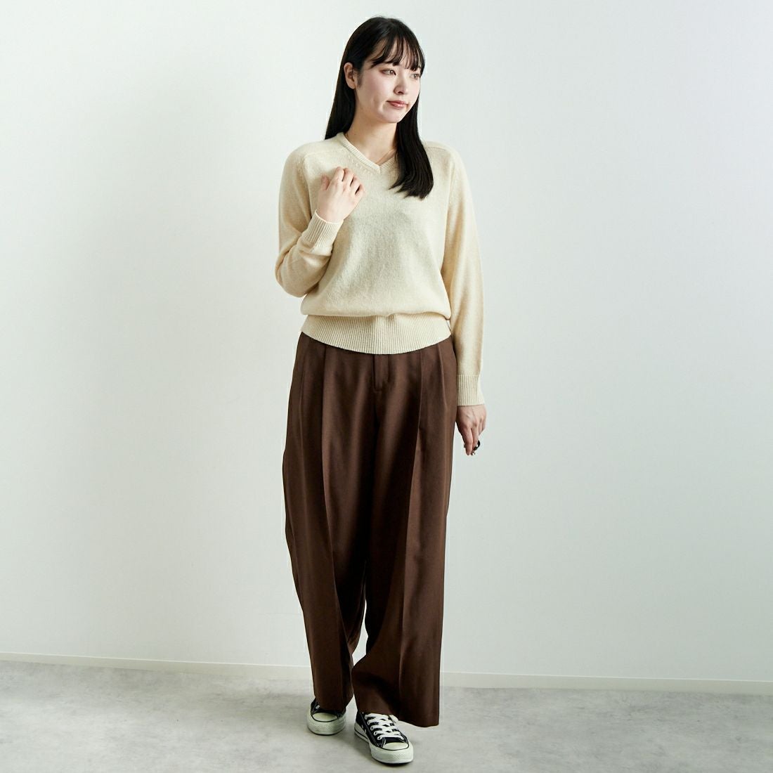 Jeans Factory Clothes [ジーンズファクトリークローズ] スタンダードVネックニット [24FW-IN-001] IVORY &&モデル身長：167cm 着用サイズ：F&&