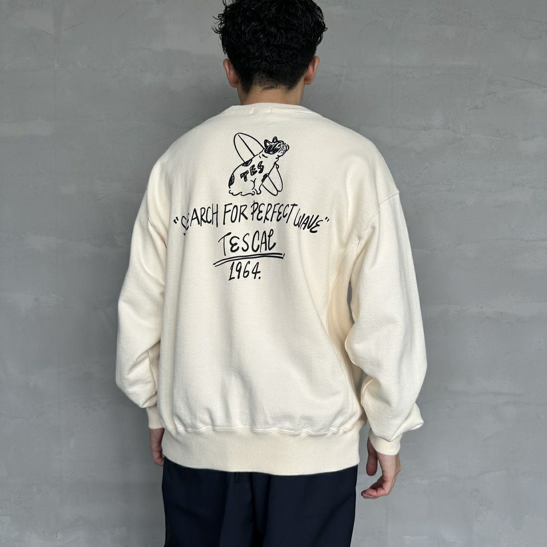 The Endless Summer [エンドレスサマー] 別注 手描き風BUHI バックプリントスウェット [FH-24774502-JF] 05 IVORY &&モデル身長：168cm 着用サイズ：M&&