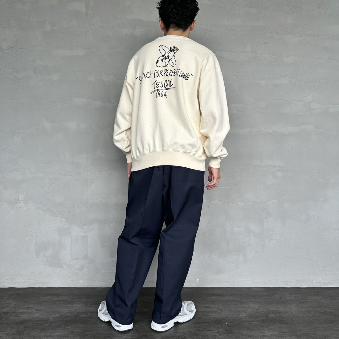 The Endless Summer [エンドレスサマー] 別注 手描き風BUHI バックプリントスウェット [FH-24774502-JF] 05 IVORY &&モデル身長：168cm 着用サイズ：M&&