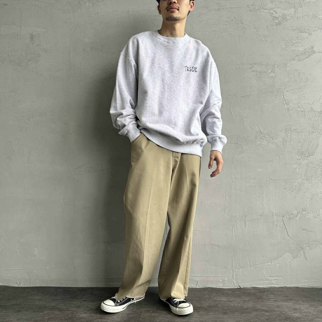 The Endless Summer [エンドレスサマー] 別注 手描き風BUHI バックプリントスウェット [FH-24774502-JF] 03 GRAY &&モデル身長：168cm 着用サイズ：L&&