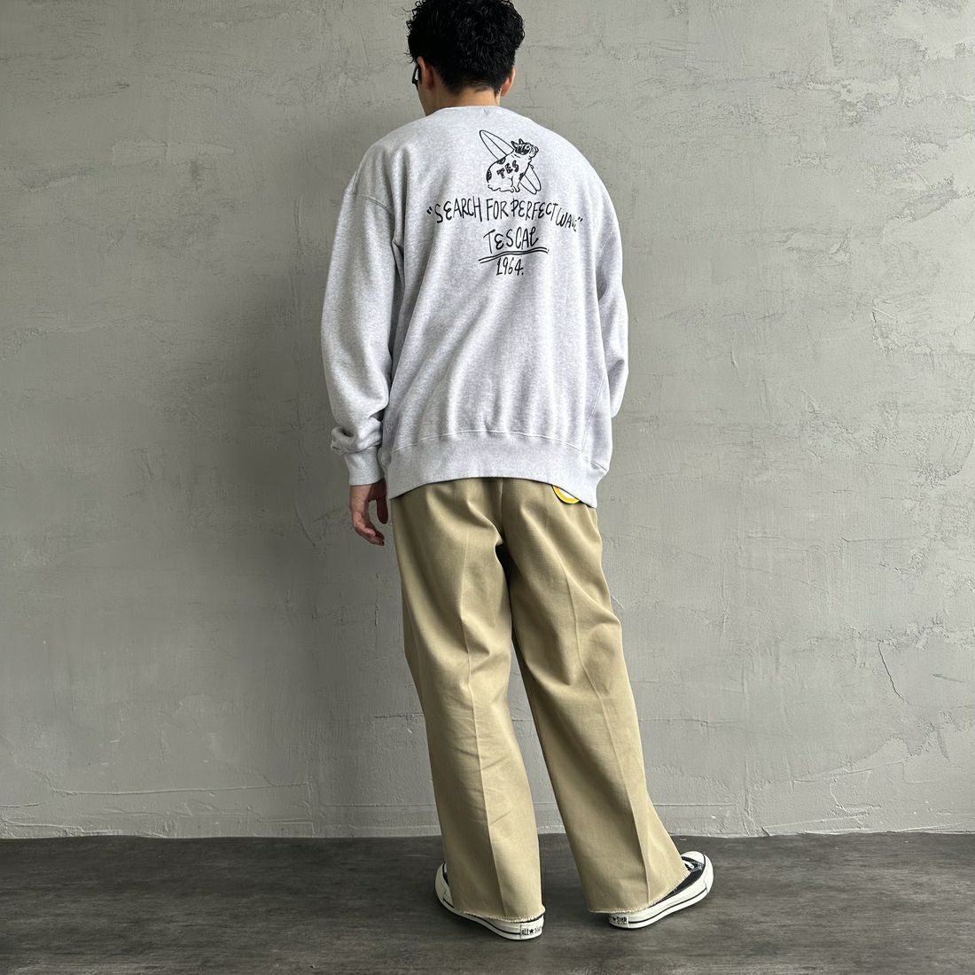 The Endless Summer [エンドレスサマー] 別注 手描き風BUHI バックプリントスウェット [FH-24774502-JF] 03 GRAY &&モデル身長：168cm 着用サイズ：L&&