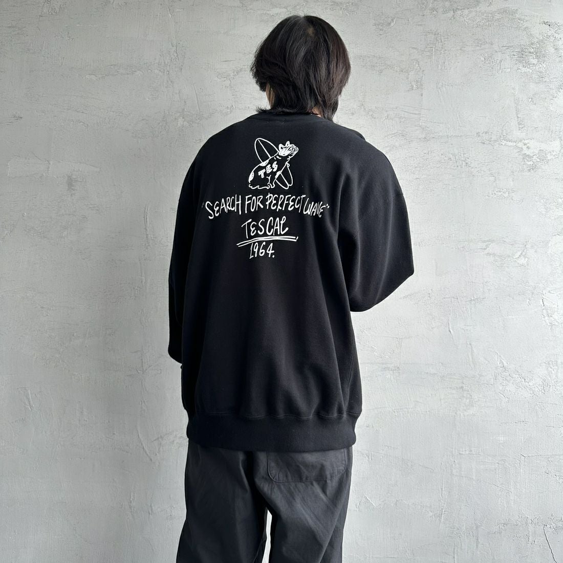 The Endless Summer [エンドレスサマー] 別注 手描き風BUHI バックプリントスウェット [FH-24774502-JF] 01 BLACK &&モデル身長：179cm 着用サイズ：XL&&