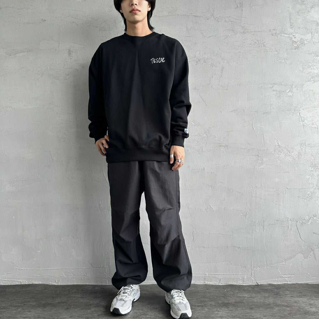 The Endless Summer [エンドレスサマー] 別注 手描き風BUHI バックプリントスウェット [FH-24774502-JF] 01 BLACK &&モデル身長：179cm 着用サイズ：XL&&