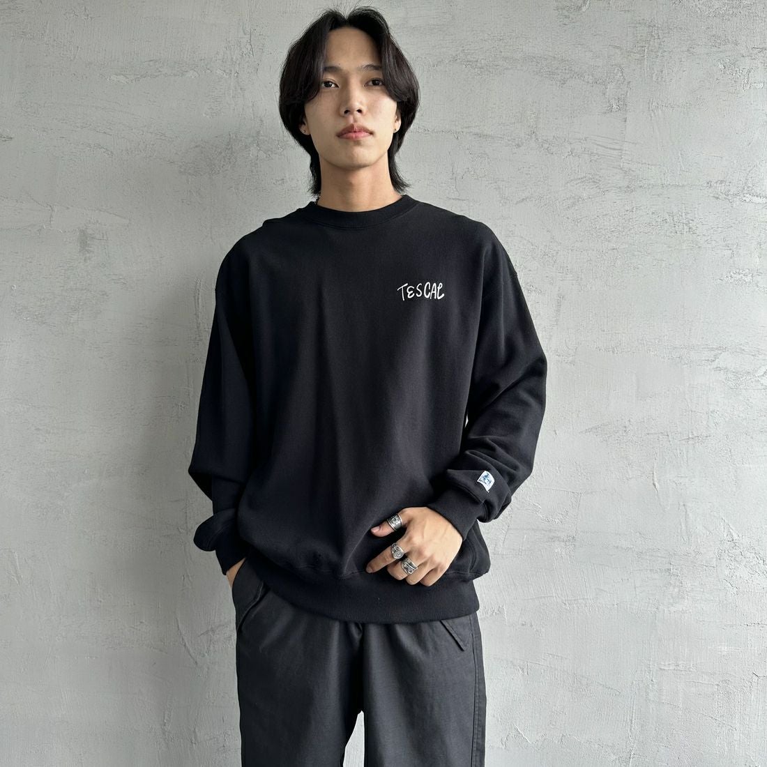 The Endless Summer [エンドレスサマー] 別注 手描き風BUHI バックプリントスウェット [FH-24774502-JF] 01 BLACK &&モデル身長：179cm 着用サイズ：L&&