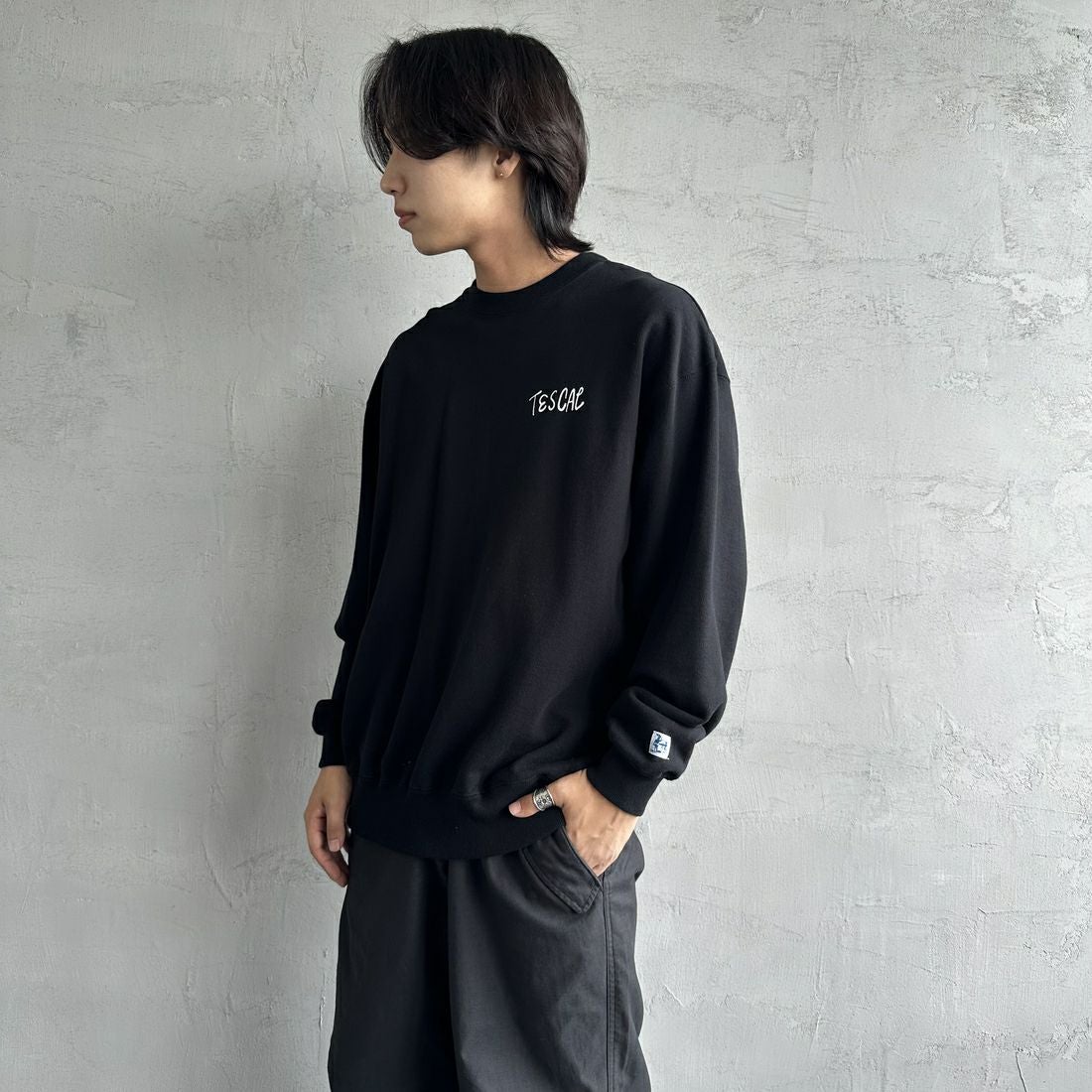 The Endless Summer [エンドレスサマー] 別注 手描き風BUHI バックプリントスウェット [FH-24774502-JF] 01 BLACK &&モデル身長：179cm 着用サイズ：L&&