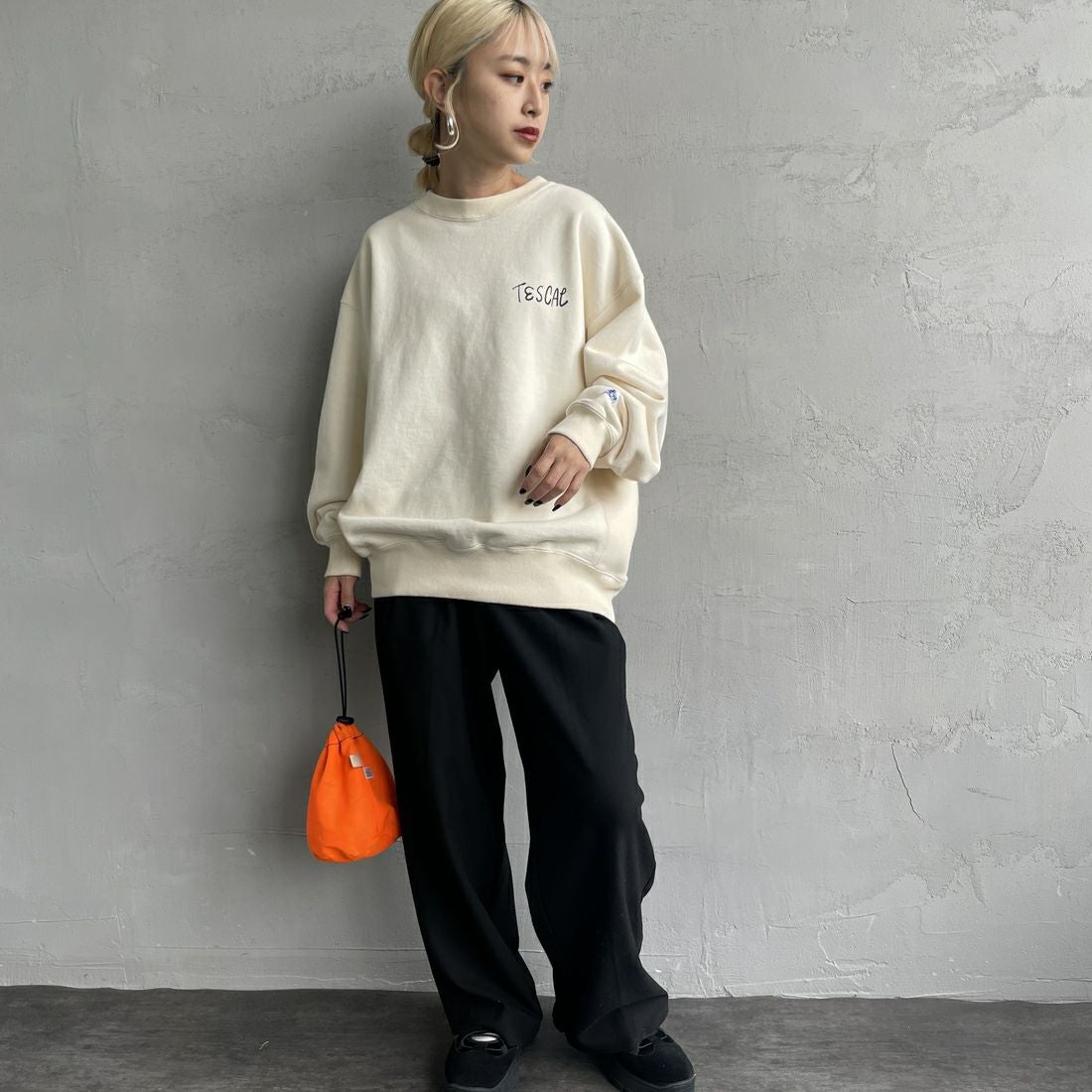 The Endless Summer [エンドレスサマー] 別注 手描き風BUHI バックプリントスウェット [FH-24774502-JF] 05 IVORY &&モデル身長：150cm 着用サイズ：S&&