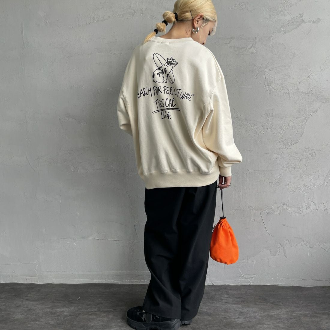 The Endless Summer [エンドレスサマー] 別注 手描き風BUHI バックプリントスウェット [FH-24774502-JF] 05 IVORY &&モデル身長：150cm 着用サイズ：S&&