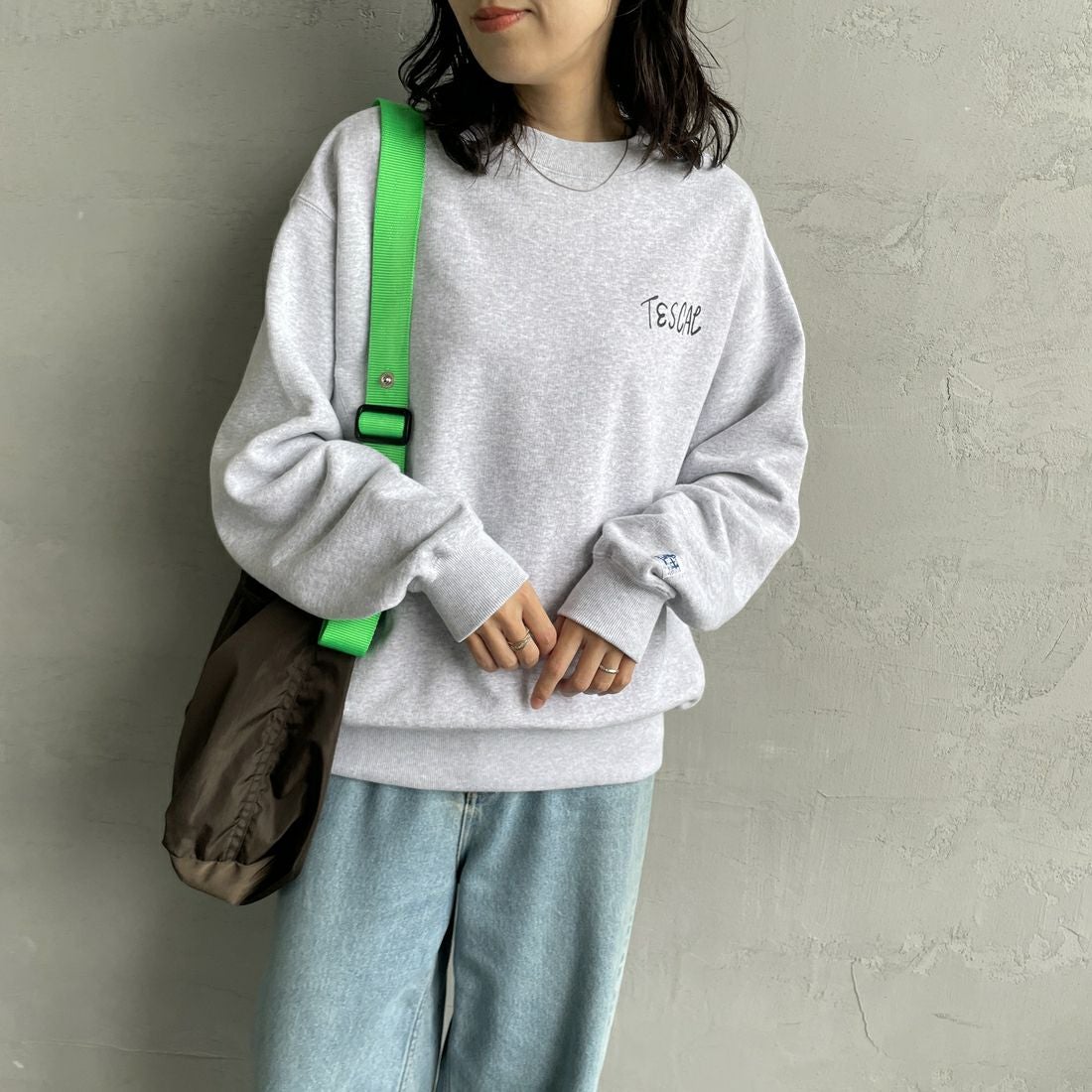 The Endless Summer [エンドレスサマー] 別注 手描き風BUHI バックプリントスウェット [FH-24774502-JF] 03 GRAY &&モデル身長：160cm 着用サイズ：S&&