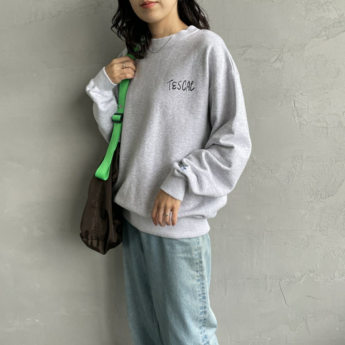 The Endless Summer [エンドレスサマー] 別注 手描き風BUHI バックプリントスウェット [FH-24774502-JF] 03 GRAY &&モデル身長：160cm 着用サイズ：S&&