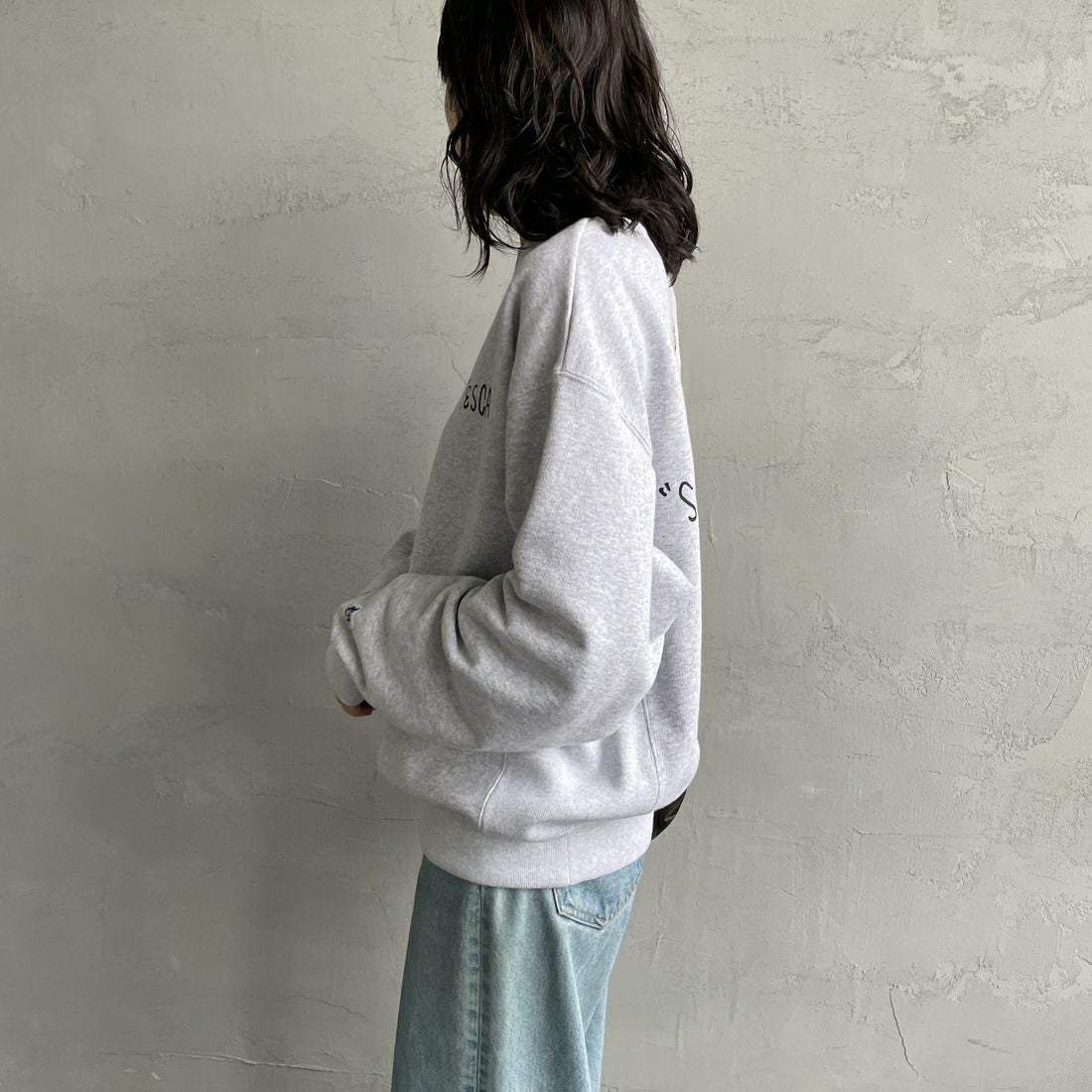 The Endless Summer [エンドレスサマー] 別注 手描き風BUHI バックプリントスウェット [FH-24774502-JF] 03 GRAY &&モデル身長：160cm 着用サイズ：S&&