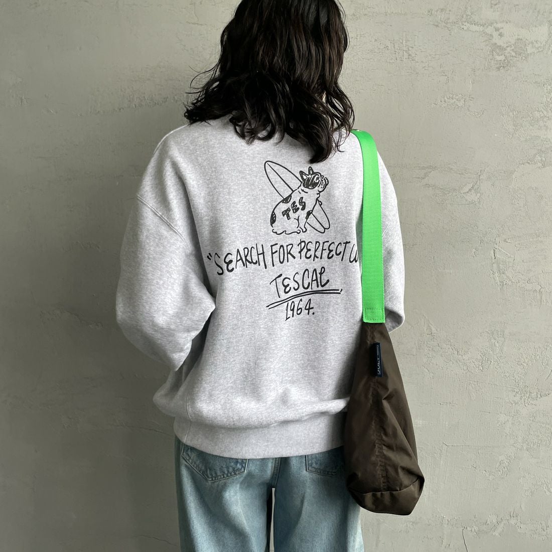 The Endless Summer [エンドレスサマー] 別注 手描き風BUHI バックプリントスウェット [FH-24774502-JF] 03 GRAY &&モデル身長：160cm 着用サイズ：S&&