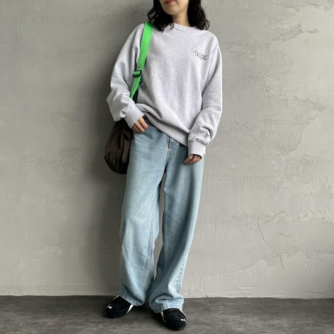 The Endless Summer [エンドレスサマー] 別注 手描き風BUHI バックプリントスウェット [FH-24774502-JF] 03 GRAY &&モデル身長：160cm 着用サイズ：S&&