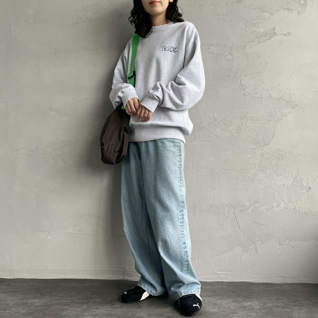 The Endless Summer [エンドレスサマー] 別注 手描き風BUHI バックプリントスウェット [FH-24774502-JF] 03 GRAY &&モデル身長：160cm 着用サイズ：S&&