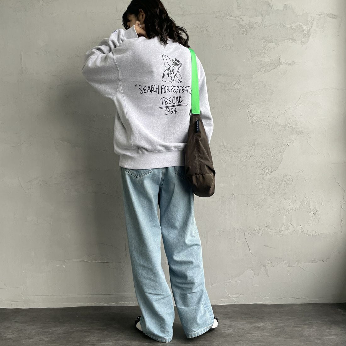 The Endless Summer [エンドレスサマー] 別注 手描き風BUHI バックプリントスウェット [FH-24774502-JF] 03 GRAY &&モデル身長：160cm 着用サイズ：S&&