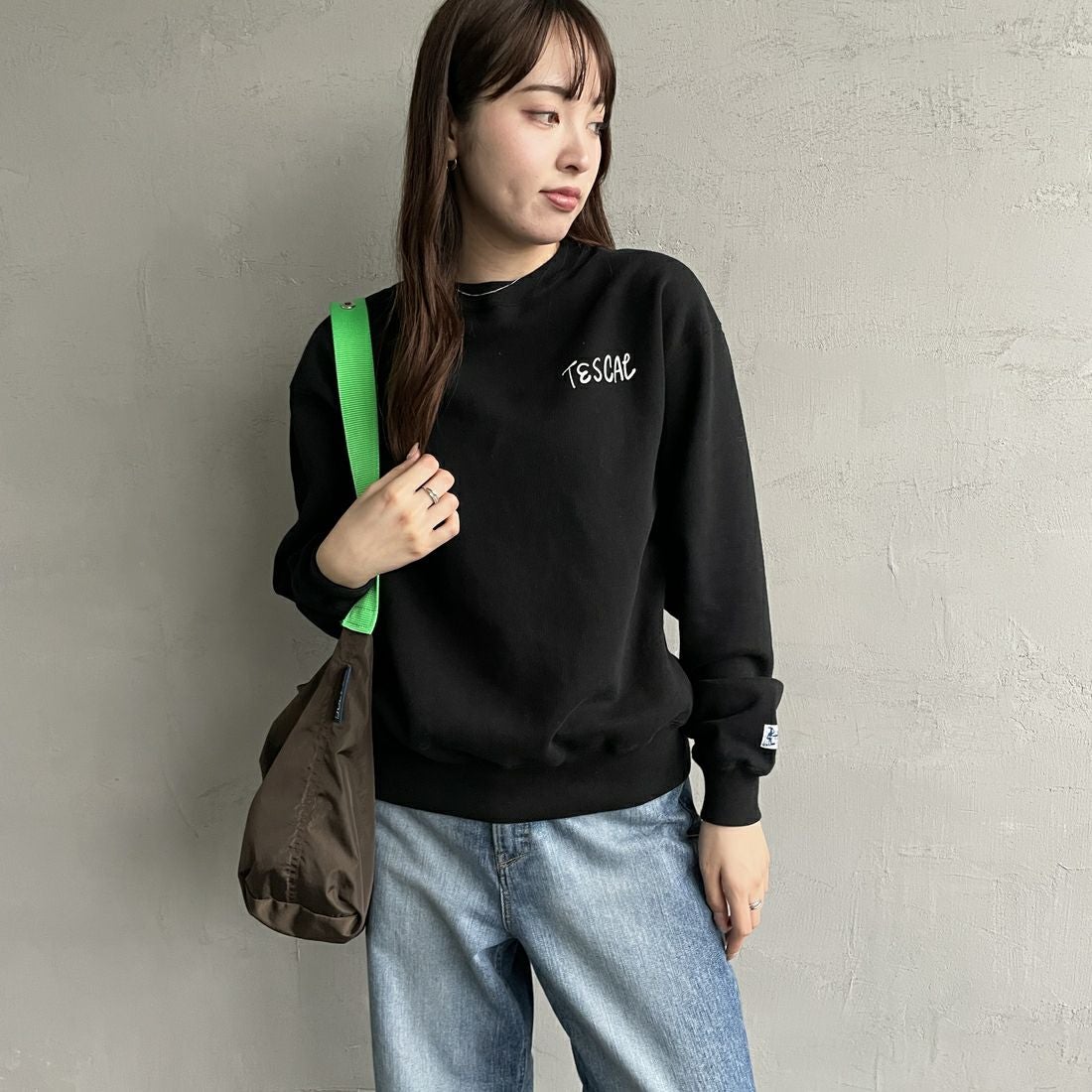 The Endless Summer [エンドレスサマー] 別注 手描き風BUHI バックプリントスウェット [FH-24774502-JF] 01 BLACK &&モデル身長：167cm 着用サイズ：S&&