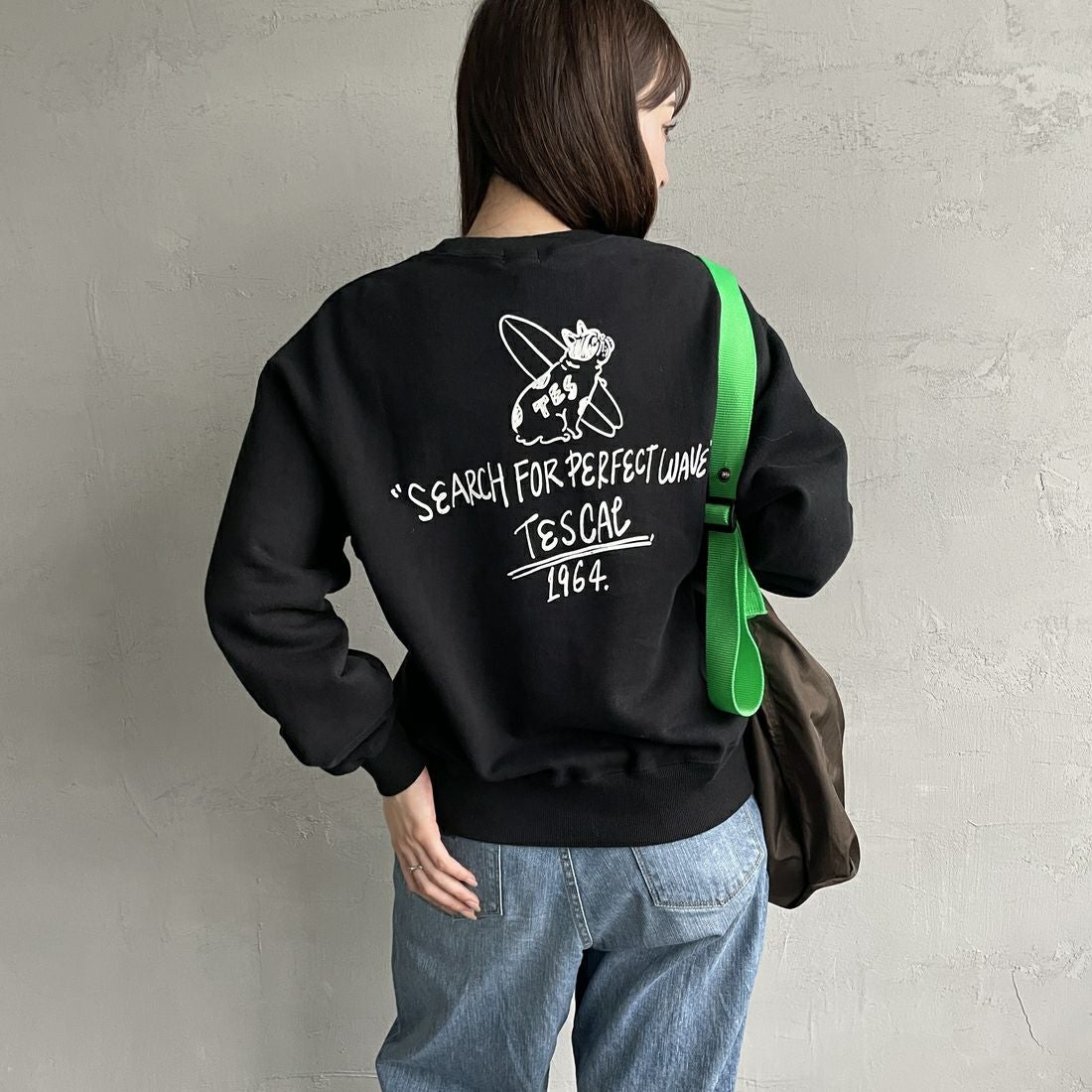 The Endless Summer [エンドレスサマー] 別注 手描き風BUHI バックプリントスウェット [FH-24774502-JF] 01 BLACK &&モデル身長：167cm 着用サイズ：S&&