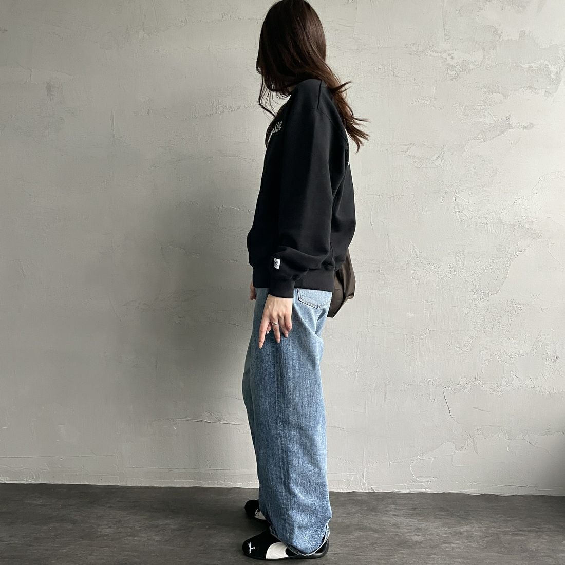 The Endless Summer [エンドレスサマー] 別注 手描き風BUHI バックプリントスウェット [FH-24774502-JF] 01 BLACK &&モデル身長：167cm 着用サイズ：S&&