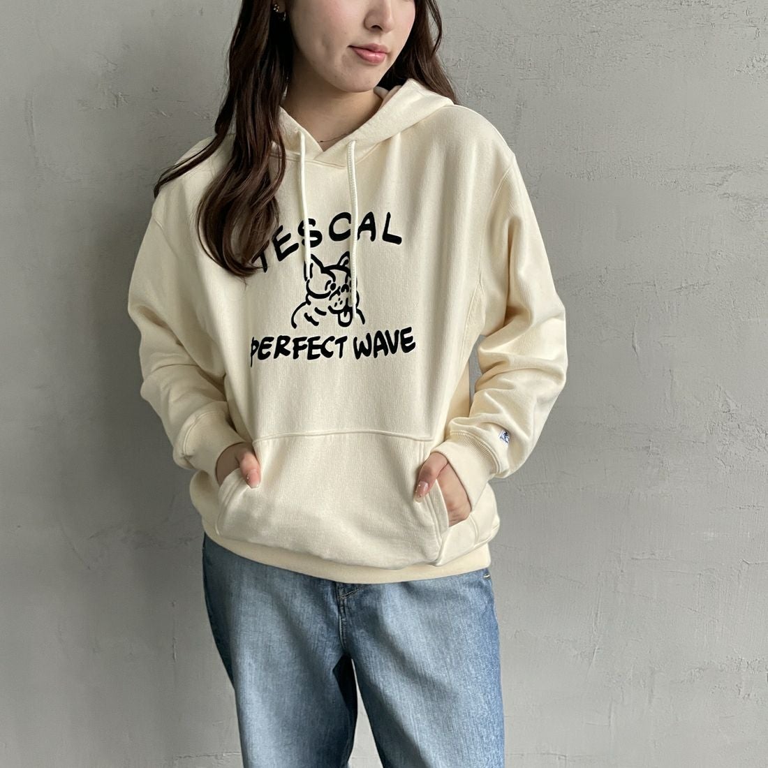 The Endless Summer [エンドレスサマー] 別注 BUHI フロッキーロゴプリント スウェットパーカー [FH-24774506-JF] 05 IVORY&&モデル身長：167cm 着用サイズ：S&&