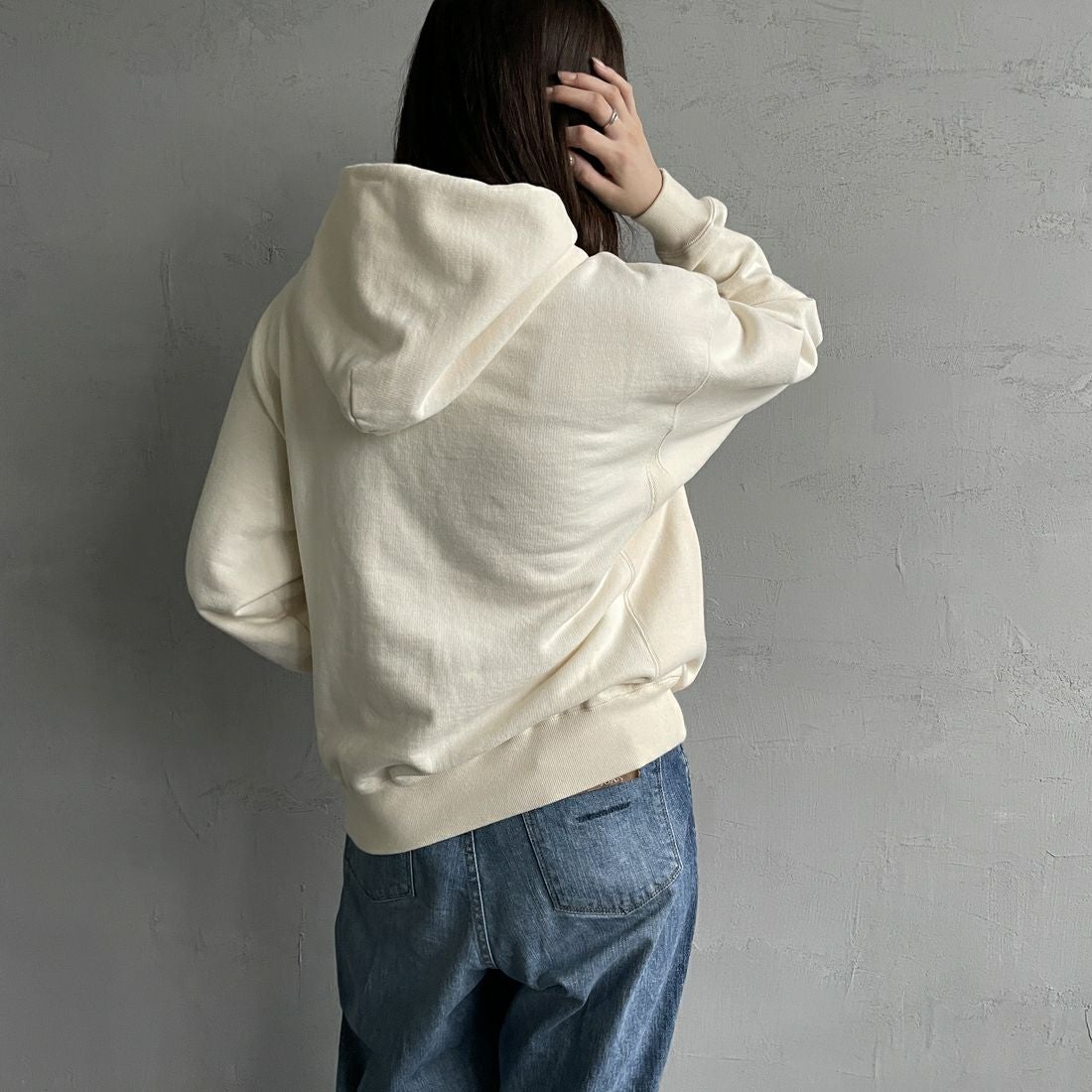 The Endless Summer [エンドレスサマー] 別注 BUHI フロッキーロゴプリント スウェットパーカー [FH-24774506-JF] 05 IVORY&&モデル身長：167cm 着用サイズ：S&&