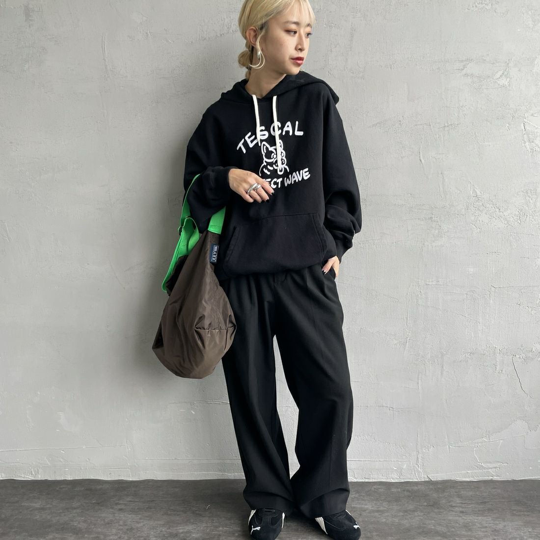 The Endless Summer [エンドレスサマー] 別注 BUHI フロッキーロゴプリント スウェットパーカー [FH-24774506-JF] 01 BLACK&&モデル身長：150cm 着用サイズ：S&&