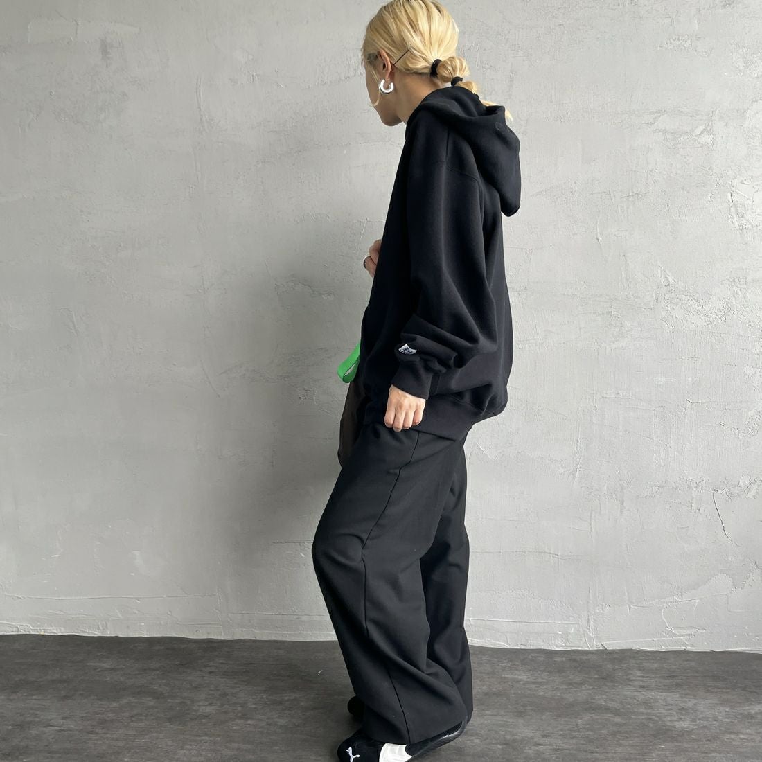 The Endless Summer [エンドレスサマー] 別注 BUHI フロッキーロゴプリント スウェットパーカー [FH-24774506-JF] 01 BLACK&&モデル身長：150cm 着用サイズ：S&&