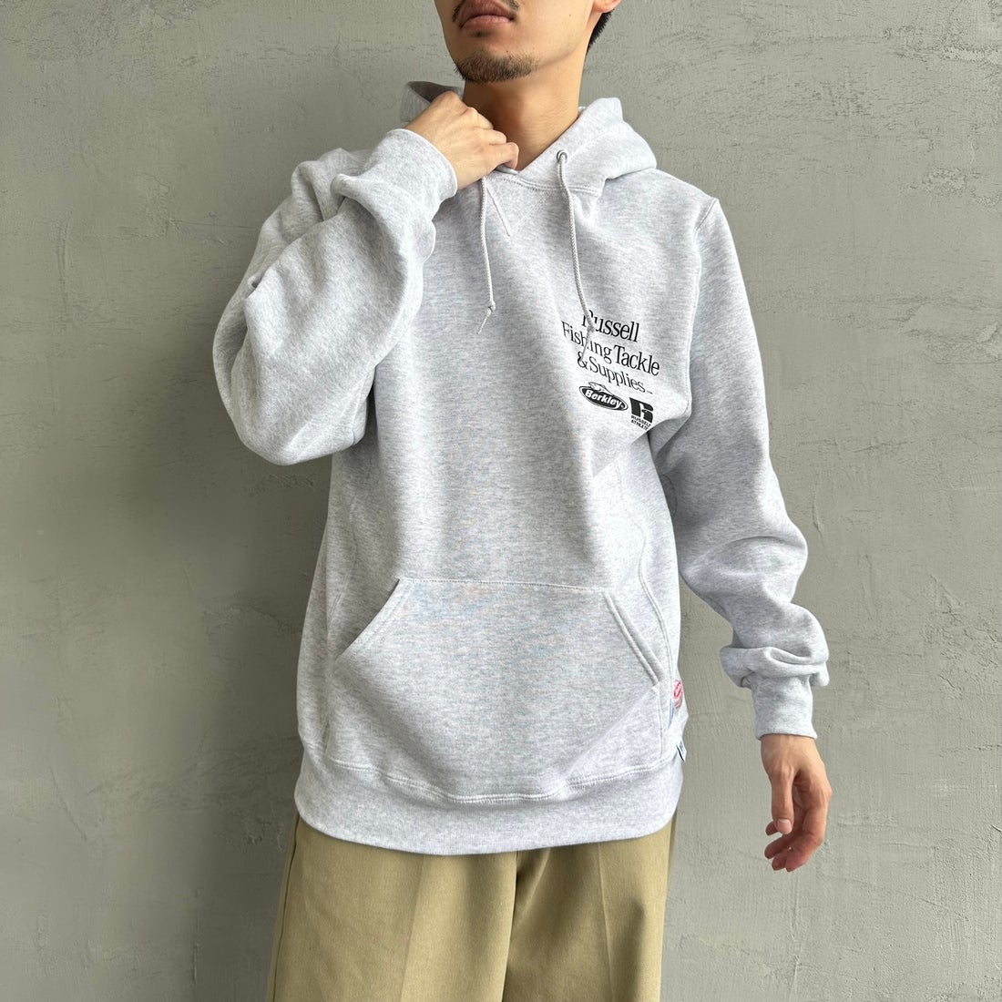 Berkley × RUSSELL ATHLETIC [バークレー × ラッセルアスレチック] 別注 バックプリント スウェットパーカー [RBK-24175IN-JF2] GREY &&モデル身長：168cm 着用サイズ：M&&