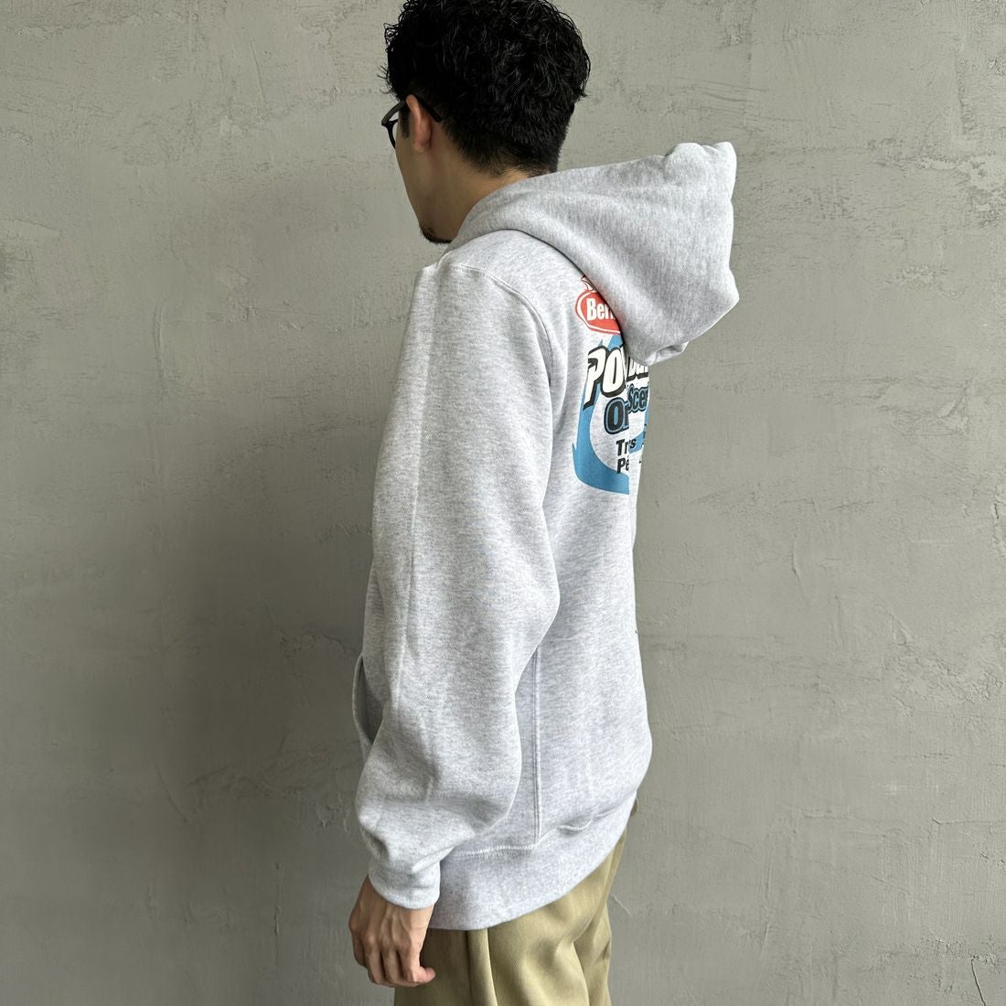Berkley × RUSSELL ATHLETIC [バークレー × ラッセルアスレチック] 別注 バックプリント スウェットパーカー [RBK-24175IN-JF2] GREY &&モデル身長：168cm 着用サイズ：M&&