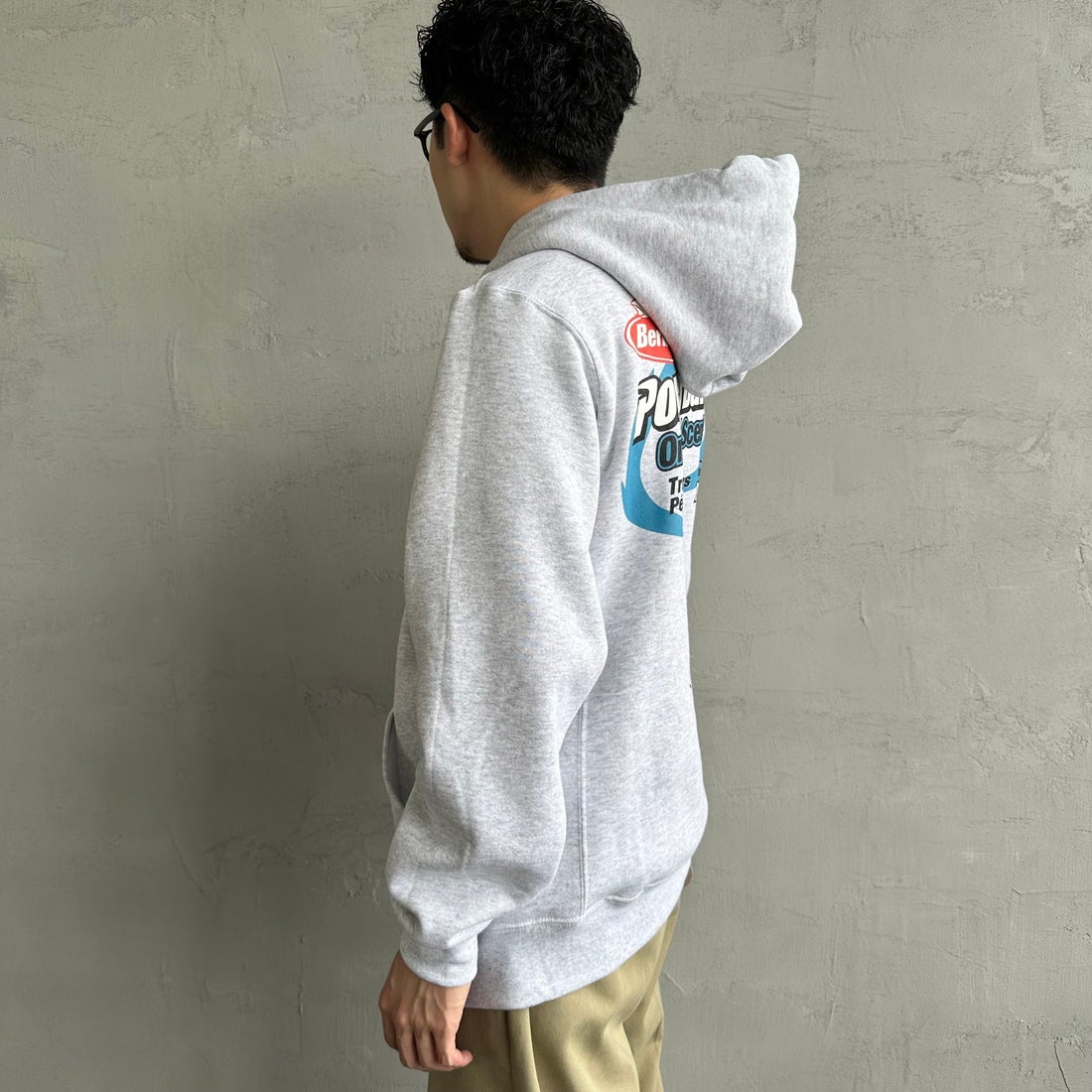 Berkley × RUSSELL ATHLETIC [バークレー × ラッセルアスレチック] 別注 バックプリント スウェットパーカー [RBK-24175IN-JF2] GREY &&モデル身長：168cm 着用サイズ：M&&