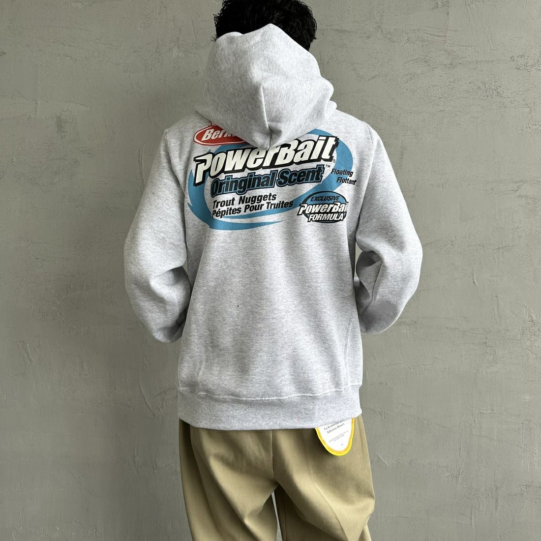 Berkley × RUSSELL ATHLETIC [バークレー × ラッセルアスレチック] 別注 バックプリント スウェットパーカー [RBK-24175IN-JF2] GREY &&モデル身長：168cm 着用サイズ：M&&