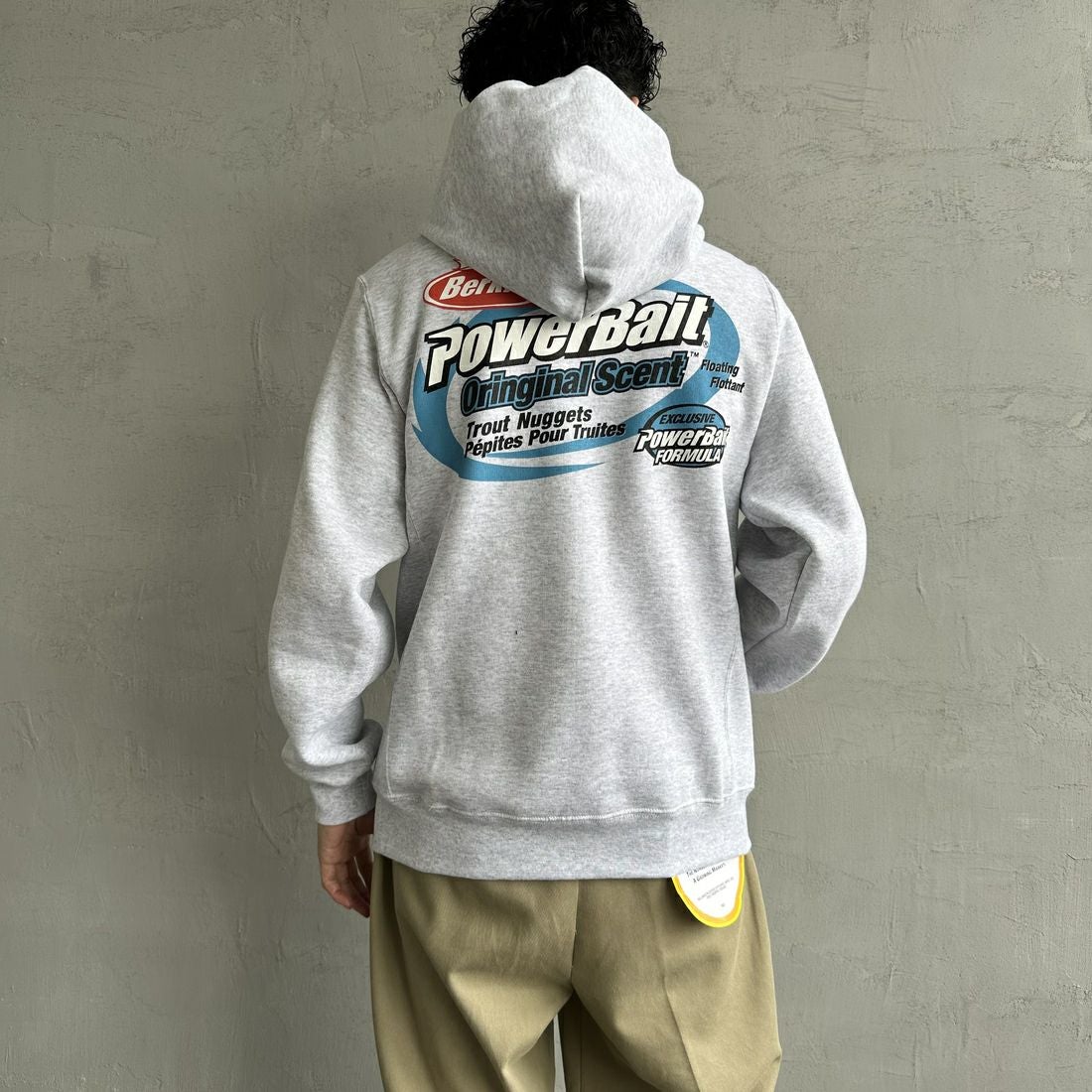 Berkley × RUSSELL ATHLETIC [バークレー × ラッセルアスレチック] 別注 バックプリント スウェットパーカー [RBK-24175IN-JF2] GREY &&モデル身長：168cm 着用サイズ：M&&