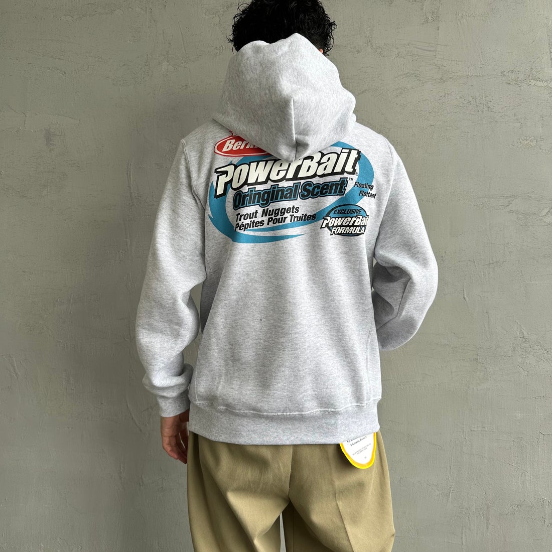 Berkley × RUSSELL ATHLETIC [バークレー × ラッセルアスレチック] 別注 バックプリント スウェットパーカー [RBK-24175IN-JF2] GREY &&モデル身長：168cm 着用サイズ：M&&