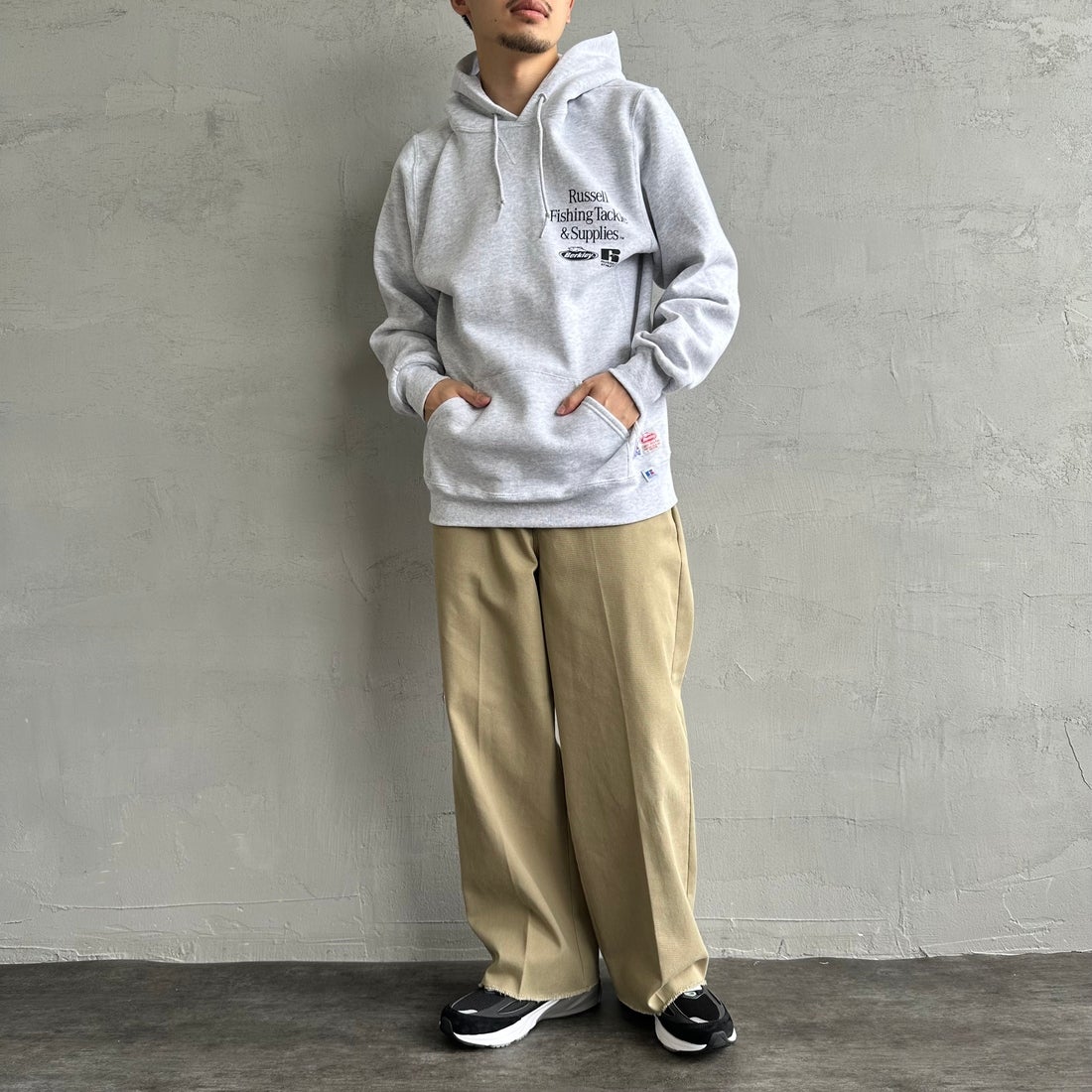 Berkley × RUSSELL ATHLETIC [バークレー × ラッセルアスレチック] 別注 バックプリント スウェットパーカー [RBK-24175IN-JF2] GREY &&モデル身長：168cm 着用サイズ：M&&
