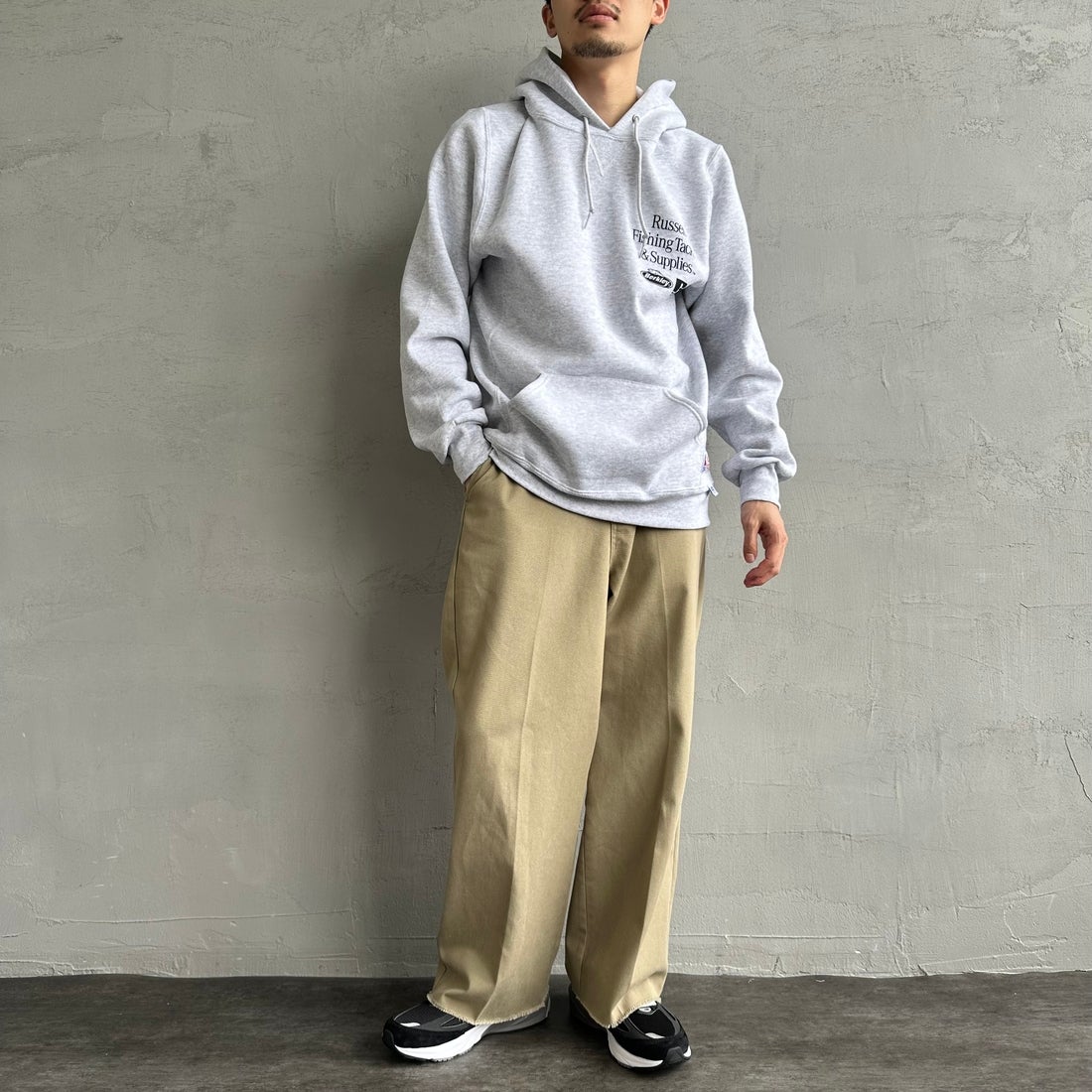Berkley × RUSSELL ATHLETIC [バークレー × ラッセルアスレチック] 別注 バックプリント スウェットパーカー [RBK-24175IN-JF2] GREY &&モデル身長：168cm 着用サイズ：M&&