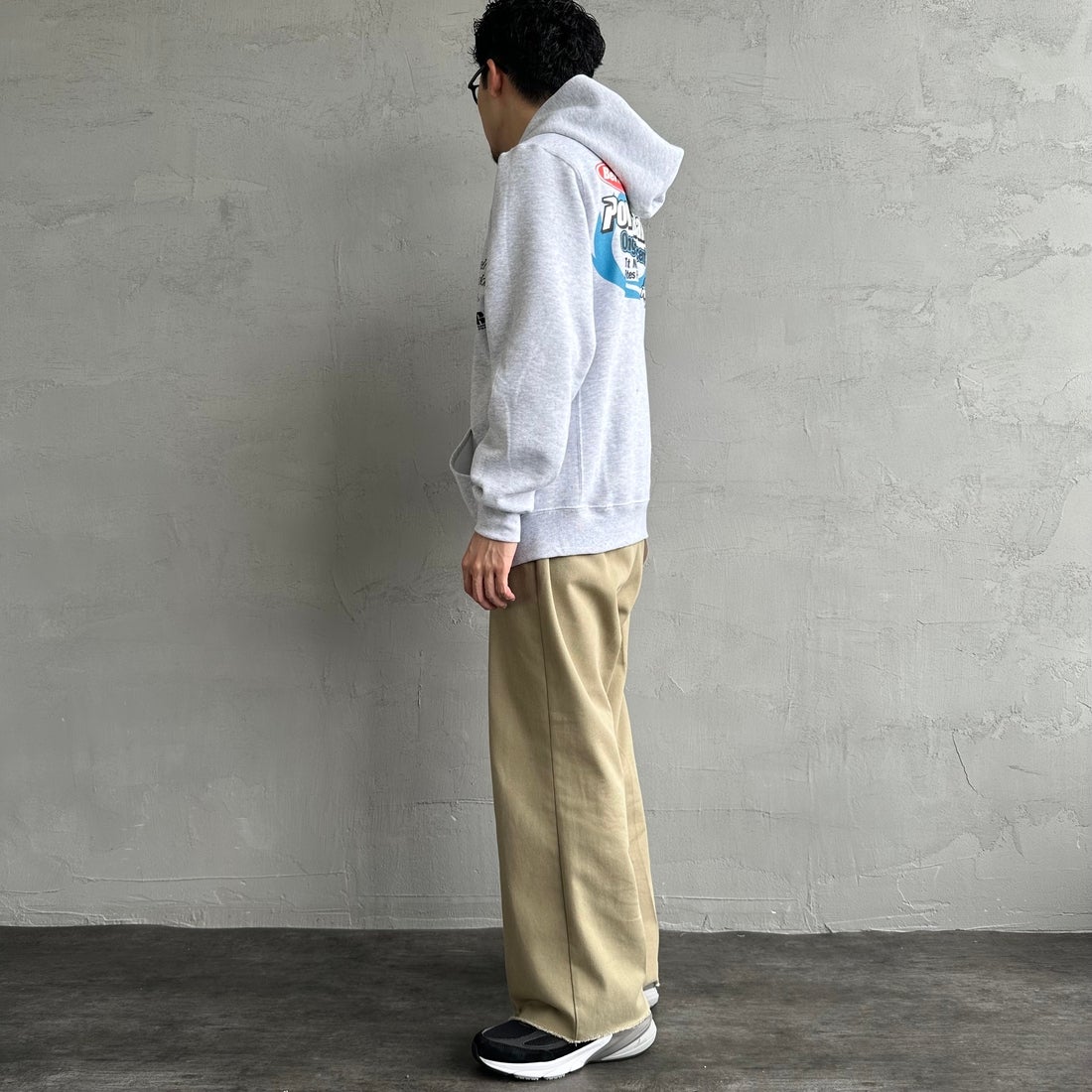 Berkley × RUSSELL ATHLETIC [バークレー × ラッセルアスレチック] 別注 バックプリント スウェットパーカー [RBK-24175IN-JF2] GREY &&モデル身長：168cm 着用サイズ：M&&