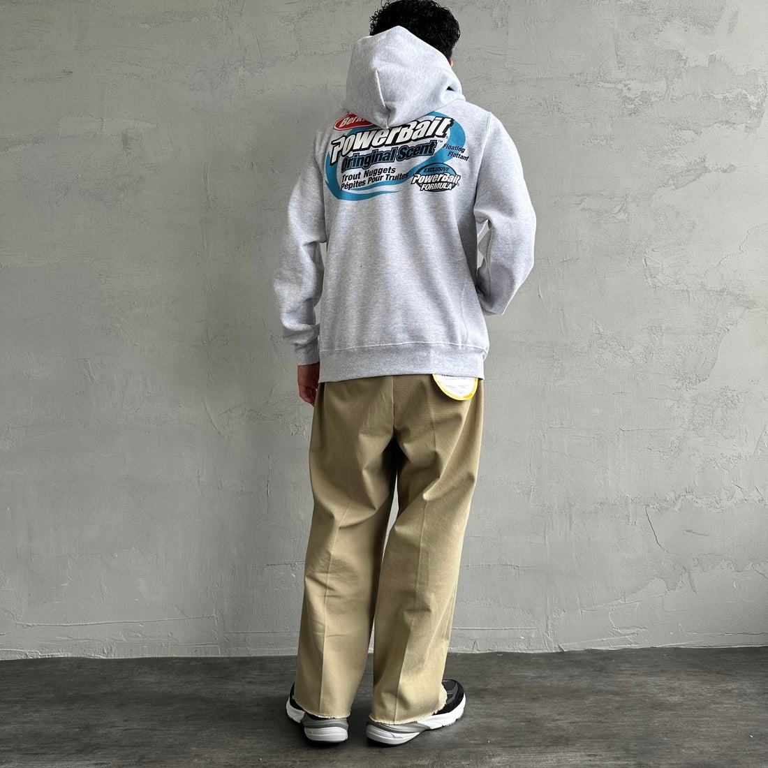 Berkley × RUSSELL ATHLETIC [バークレー × ラッセルアスレチック] 別注 バックプリント スウェットパーカー [RBK-24175IN-JF2] GREY &&モデル身長：168cm 着用サイズ：M&&