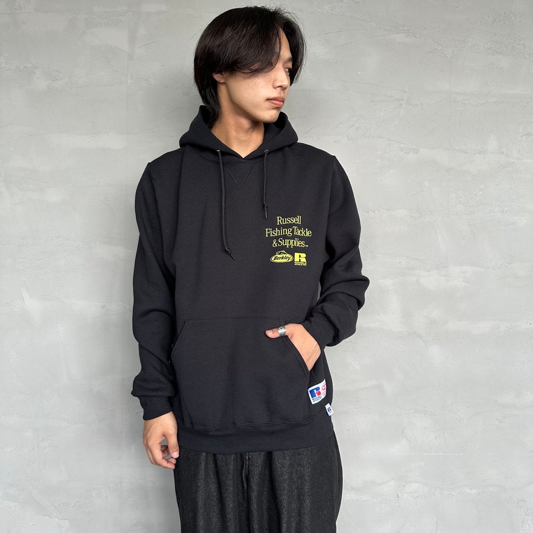 Berkley × RUSSELL ATHLETIC [バークレー × ラッセルアスレチック] 別注 バックプリント スウェットパーカー [RBK-24175IN-JF2] BLACK &&モデル身長：179cm 着用サイズ：L&&