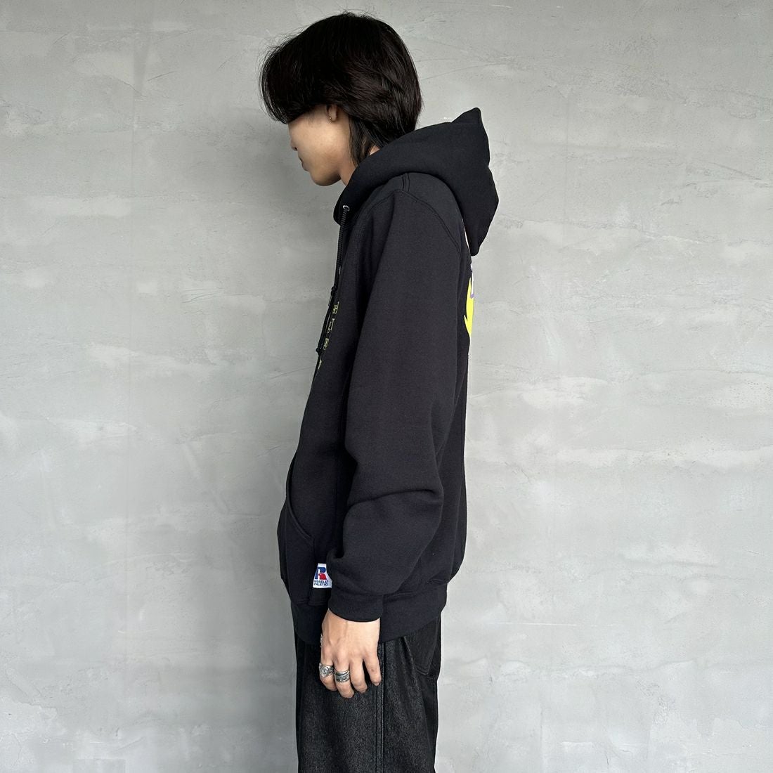 Berkley × RUSSELL ATHLETIC [バークレー × ラッセルアスレチック] 別注 バックプリント スウェットパーカー [RBK-24175IN-JF2] BLACK &&モデル身長：179cm 着用サイズ：L&&