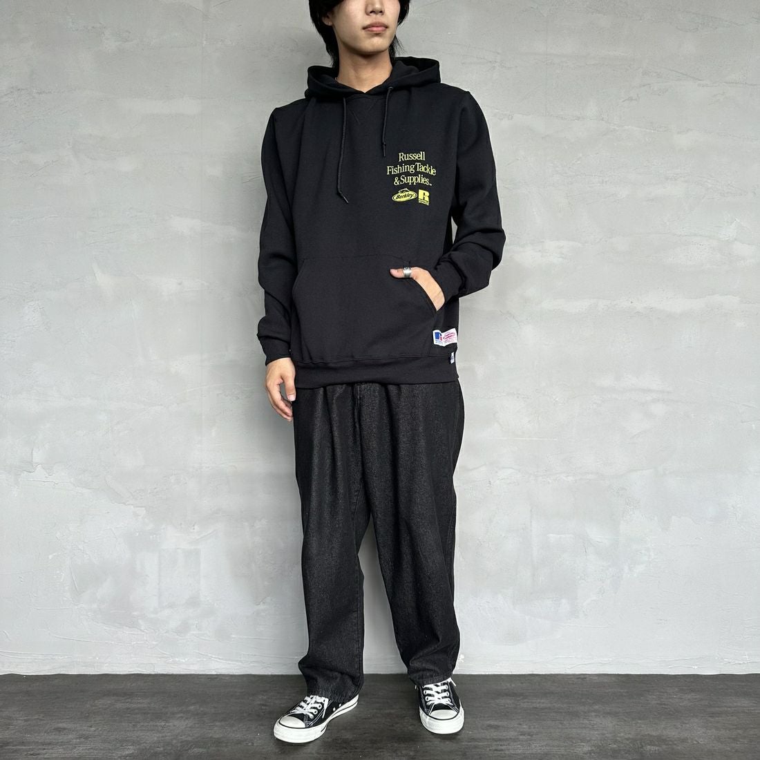 Berkley × RUSSELL ATHLETIC [バークレー × ラッセルアスレチック] 別注 バックプリント スウェットパーカー [RBK-24175IN-JF2] BLACK &&モデル身長：179cm 着用サイズ：L&&