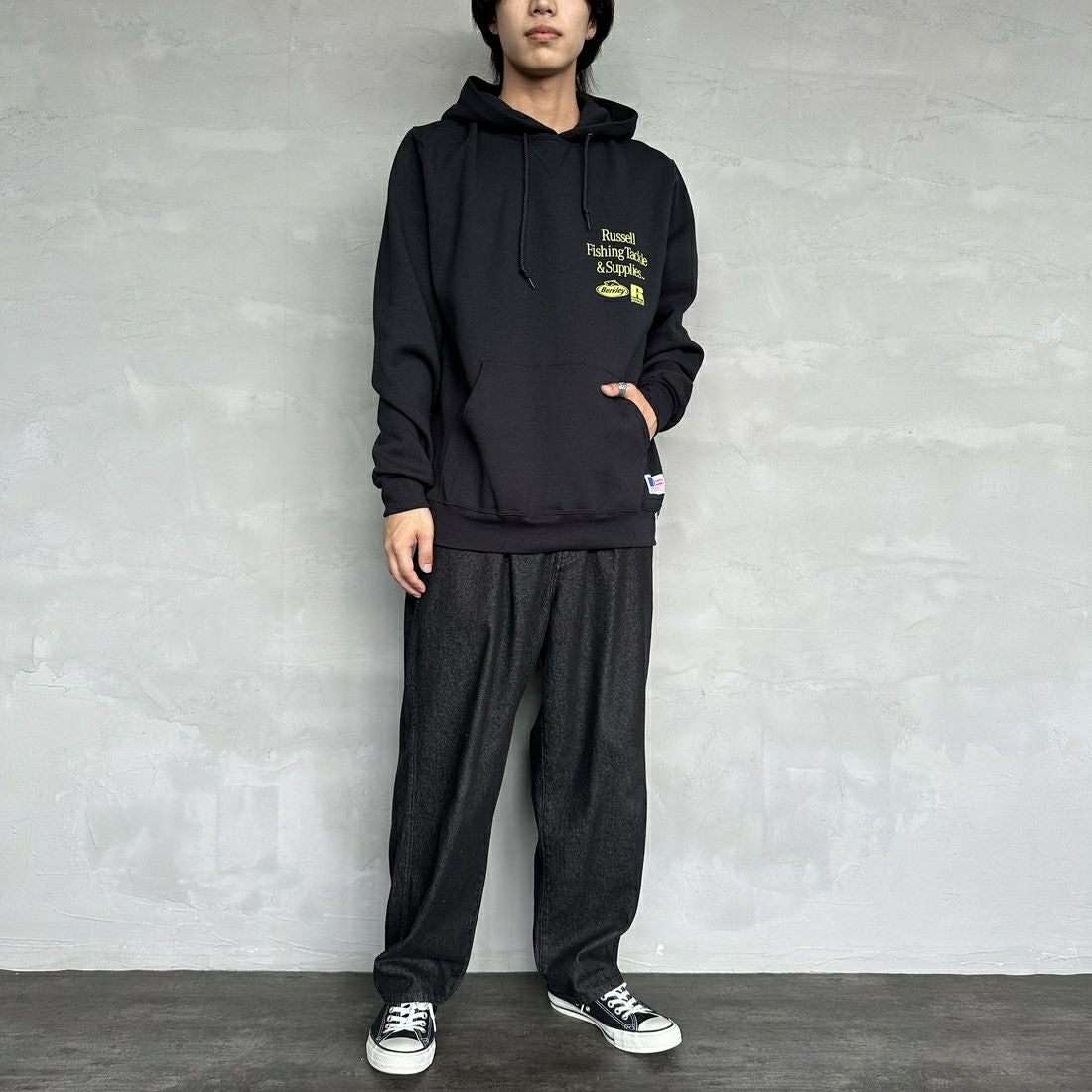 Berkley × RUSSELL ATHLETIC [バークレー × ラッセルアスレチック] 別注 バックプリント スウェットパーカー [RBK-24175IN-JF2] BLACK &&モデル身長：179cm 着用サイズ：L&&